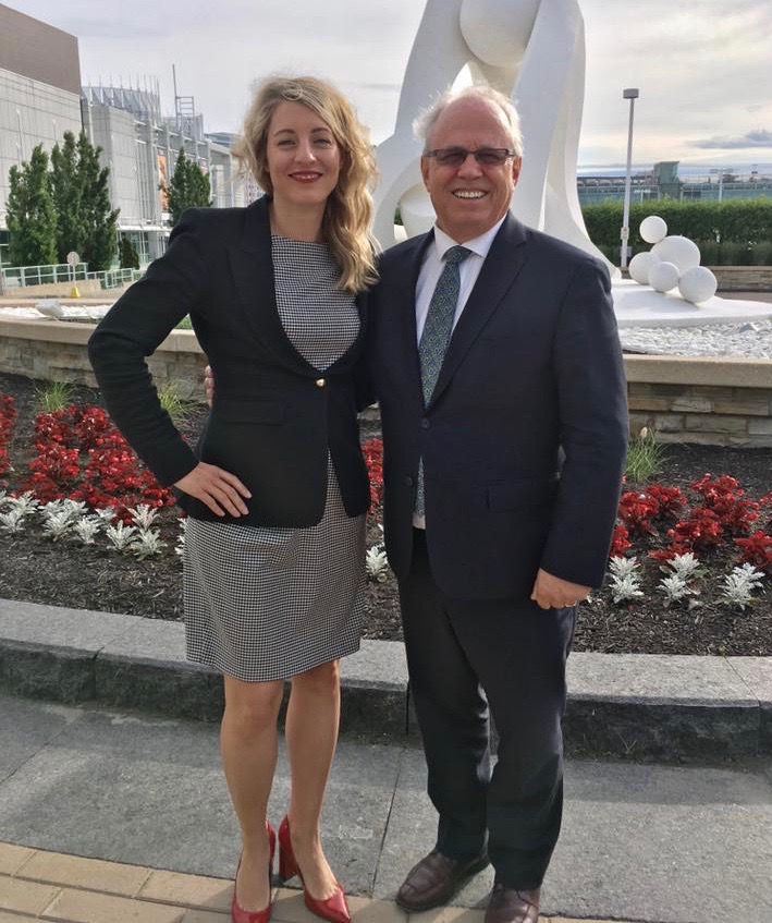 Le président de la FCFA du Canada, Jean Johnson, en compagnie de la ministre du Patrimoine canadien, Mélanie Joly.  — (Photo : Gracieuseté)