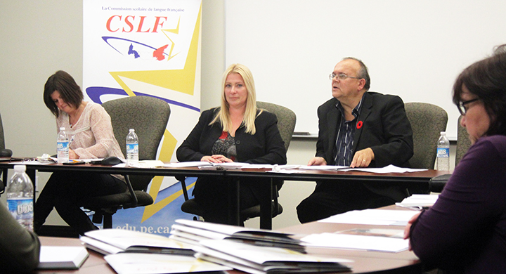 Anne Bernard-Bourgeois (au centre) et Émile Gallant, respectivement directrice générale et président de la CSLF, rendent compte des activités de la CSLF pour l’année 2016-2017.