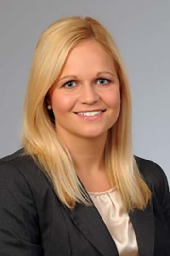 Stéphanie Drisdelle pratique le litige civil et plaide régulièrement devant la Cour supérieure de justice de l’Ontario. Elle est avocate chez BOSLAW, un cabinet d’Ottawa.  — Crédit photo : http://www.boslaw.ca