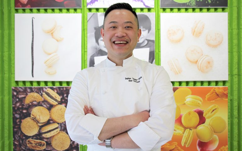 Sophon Chhin, entre deux pâtisseries, prend la pose dans sa boutique aux mille saveurs, S Squared Pâtisserie, au 3416 boulevard Roblin, à Winnipeg. — Photo : La Liberté, Morgane Lemée