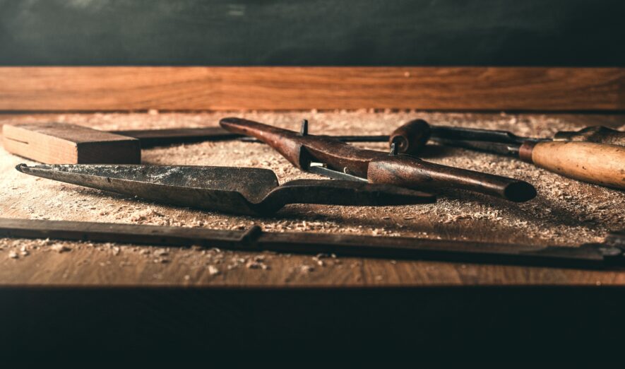 Les charpentiers comme Charles Morin étaient très recherchés à l’époque où tout était à bâtir. — Photo : Alexander Andrews sur Unsplash