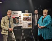 Érik Tremblay, directeur de L’Eau vive, Ronald Ajavon, directeur général du CÉF, et Marie-France Kenny, présidente de la Coopérative des publications fransaskoises. — Photo : Marie-Lou Bernatchez, avec l’autorisation de L’Eau vive