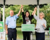 Jenica Atwin, en compagnie de David Coon, chef du Parti Vert du Nouveau-Brunswick, et de la cheffe démissionnaire, Elizabeth May. — Photo : Compte Facebook de Jenica Atwin