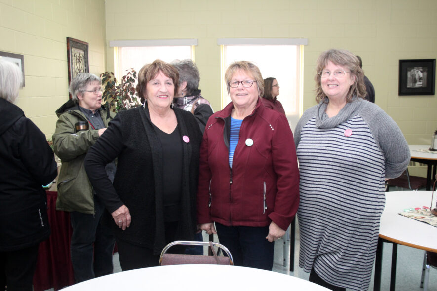 De gauche à droite, Anna Rail, directrice générale de CARFAC Maritimes, Jeannette Blaquière, présidente de la coopérative d’artistes La Palette et Nancy D. Cole, présidente de CARFAC. CARFAC est une société de droits d’auteurs.   — Photo : Jacinthe Laforest, avec l’autorisation de La Voix acadienne