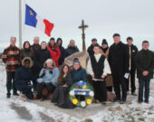 Une couronne a été déposée au monument de l’Odyssée acadienne. La cérémonie s’est déroulée le 13 décembre à Smaqn—Port-la-Joye—Fort Amherst dans un état d’esprit serein et respectueux. — Photo : Jacinthe Laforest, avec l’autorisation de La Voix acadienne