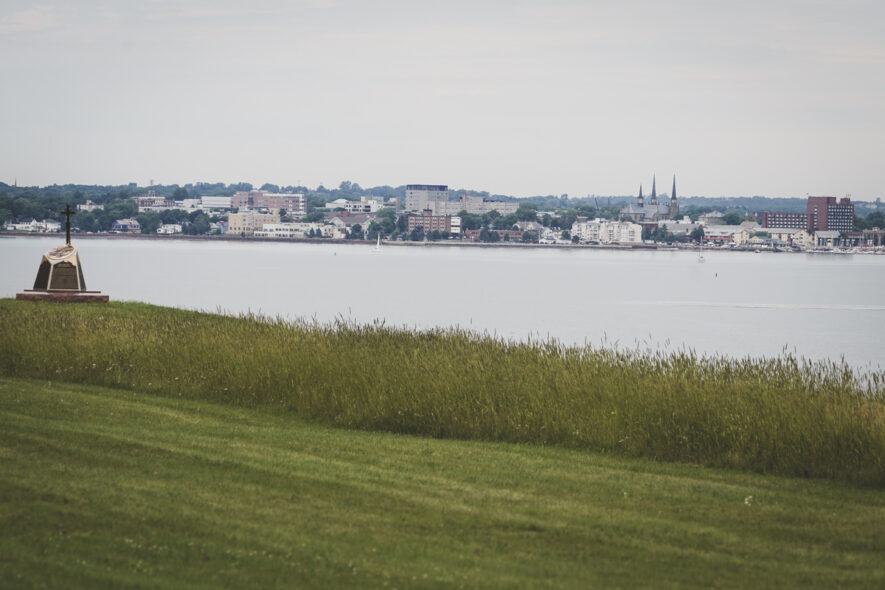 Sur le site du lieu historique national de Skmaqn–Port-la-Joye–Fort-Amherst, un monument est érigé en mémoire du Grand Dérangement. Le monument fait face à la ville de Charlottetown. — Marine Ernoult