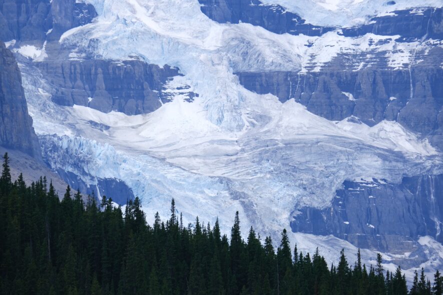 Le glacier Athabasca est l’un des six principaux glaciers du champ de glace Columbia dans les Rocheuses canadiennes. Il s’est retiré de près de 1,5 kilomètre et a perdu plus de la moitié de son volume au cours du dernier siècle. — Julie Gillet