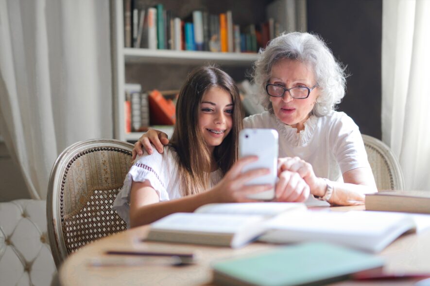Quelques organismes canadiens collaborent présentement dans le but de connecter les ainés et de briser leur isolement, un grand défi à relever en contexte de pandémie, alors que les besoins se font plus pressants. — Andrea Piacquadio – Pexels