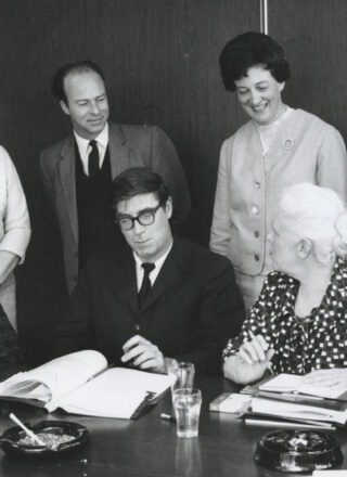 Les commissaires de la Commission royale sur la situation de la femme au Canada. — Photo de W. H. Olson. Avec l’autorisation de Dominion Wide Photographs Limited. Source : Bibliothèque et Archives Canada