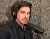 Le chanteur meuble son calendrier vide avec l’assurance de «faire une œuvre utile» puisque, les commentaires des internautes en témoignent, ses chansons-sourires font du bien autour de lui. — Courtoisie