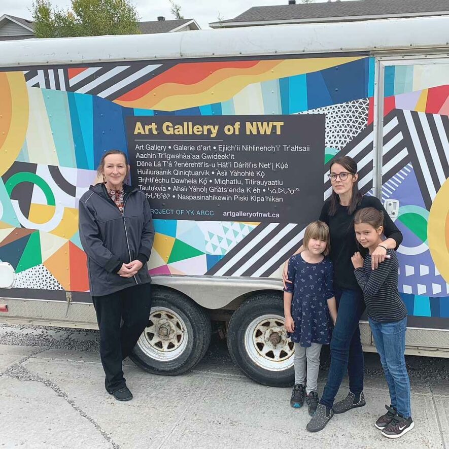 La première ministre Caroline Cochrane en compagnie de Sarah Swan et de ses enfants à la «Galerie d’art des TNO» en 2019. — Courtoisie Sarah Swan