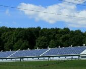 Des panneaux solaires installés sur un toit de ferme. — Public Domain Pictures - Pixabay