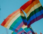 Le gouvernement du Canada travaille présentement à l’élaboration d’un tout premier Plan d’action fédéral LGBTQ2. — Daniel James – Unsplash