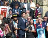 Le Premier ministre du Canada, Justin Trudeau, prononçant un discours sur les femmes autochtones disparues et assassinées devant le parlement à Ottawa, le 4 octobre 2016. — Delusion23 - Wikimedia Commons/CC BY-SA 4.0