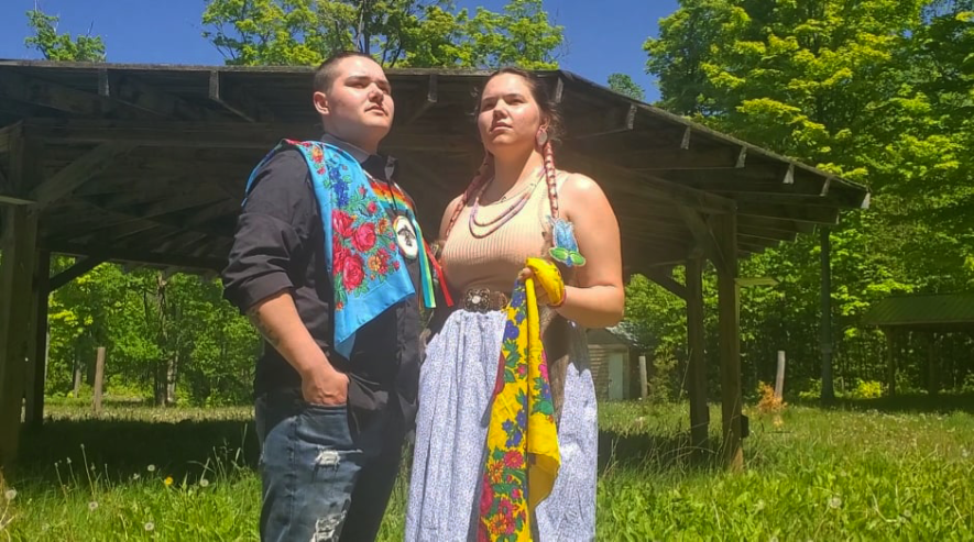 Page Chartrand et Connor Lafortune se connaissent depuis qu’ils sont tout jeunes. Leur amitié s’est consolidée depuis deux ans, alors qu’ils suivaient tous les deux des cours au Département d’études autochtones à l’Université de Sudbury (UdeS). — Courtoisie Connor Lafortune