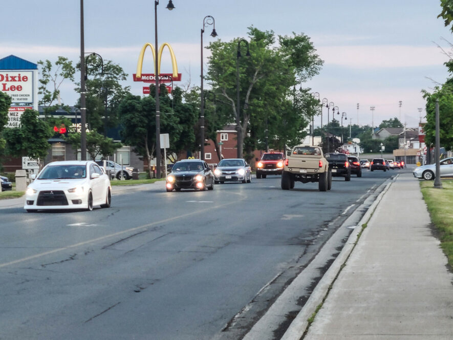Plusieurs fois par semaine, en particulier le weekend ces dernières années, des véhicules font des allers-retours sur une section de 1,5 kilomètre de la rue Principale de Tracadie. — Marc Poirier – Francopresse