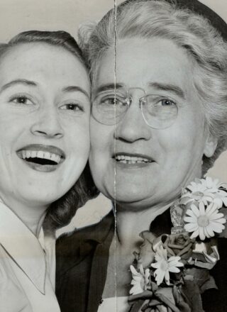 Agnes Macphail et sa nièce Ruby Campbell, alors qu’elle vient de remporter sa dernière victoire électorale, en 1948, lors des élections provinciales de l’Ontario. Mme Macphail est alors la seule femme élue à l’Assemblée législative. — Domaine public – Toronto Star Photograph Archives, Toronto Public Library