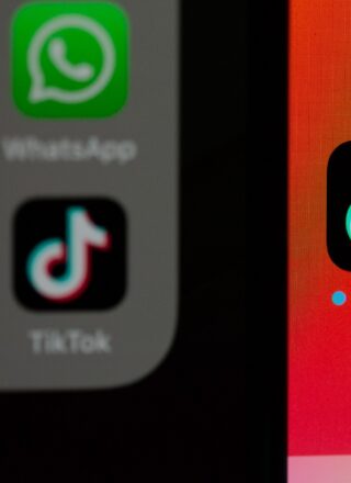 L’application mobile TikTok et l’Institut national des arts de l’écran s’allient dans le cadre d’un programme d’accompagnement visant le développement de la présence en ligne de 30 créateurs de contenu autochtone. Dans l’Arctique canadien, trois femmes figurent parmi les participant.e.s sélectionné.e.s. — Solen Feyissa – Unsplash