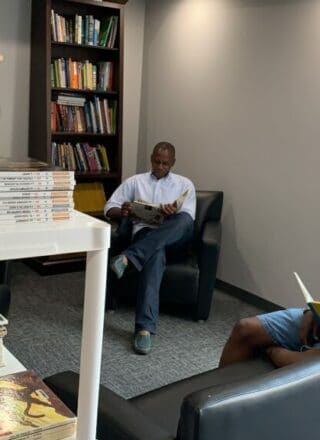 Bonus Cimpaye Tshipamba (à gauche), lit des bandes dessinées depuis l'enfance. — Courtoisie