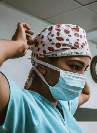 L’article 29 de la Loi sur les langues officielles stipule clairement que «toutes les publications et les communications destinées au grand public et émanant d’une institution doivent être publiées dans les deux langues officielles».
— Crédit : SJ Objio – Unsplash