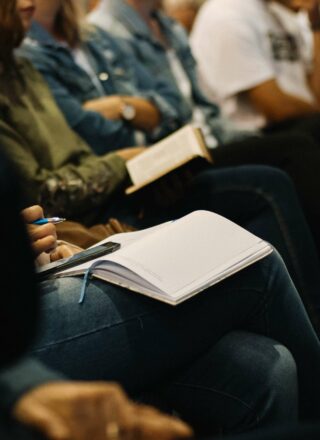 «Le temps presse pour entamer cet exercice qui permettra de déterminer les priorités des communautés», écrit notre chroniqueur Guillaume Deschênes-Thériault. — Photo : Sincerely Media – Unsplash