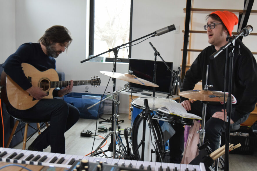 Gil Mortio à la guitare et Joey Robin Haché. — Sylvie Mousseau - Acadie Nouvelle