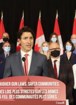 Justin Trudeau en conférence de presse le 30 mai 2022, entouré des quatre ministres concernés par le projet de loi C-21 et des survivants et familles. — Marianne Dépelteau - Francopresse