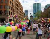 Défilé de la fierté à Edmonton, 2014. — Photo : Mark Male - Wikimedia