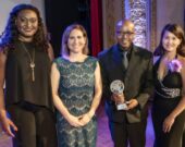 Remise du prix du Meilleur long métrage à impact social à Joseph Bitamba, entouré de Fabienne Colas, Fondatrice du Festival Black au Canada, Brigitte Leblanc, VP des industries créatives, Banque Nationale, et Thi Be Nguyen, cofondatrice du Festival SIFA. — Josiane Farand, L'art de capter, Festival SIFA