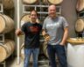 Daniel Plenzik (g.) et Jacques Tremblay (d.) ont lancé Bridgeland Distillery en 2019 et produisent environ 12 000 bouteilles de différents spiritueux par année. — Photo : Chloé Liberge – Le Franco
