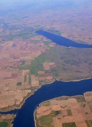Le lac Diefenbaker vu des airs. — Photo : Abdallah_Wikimedia Commons