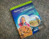 Avec 54 pages, le manuel est destiné à tous les apprenants de tli cho yatii`, une des cinq langues dénées officielles. — Photo : Cristiano Pereira