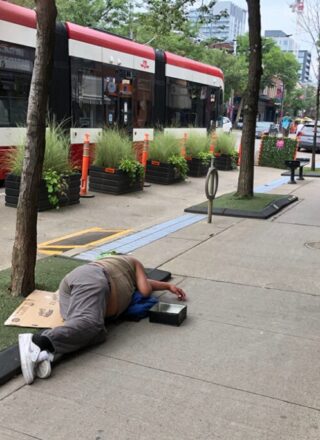 Un itinérant dort sur le trottoir à Toronto.
— Photo: François Bergeron - L'Express