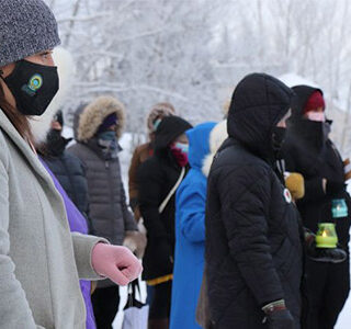 L’an passé, la vigile du 6 décembre s’était tenue devant la statue honorant les femmes et les filles autochtones disparues ou assassinées du Yukon, signe que la lutte vers l’égalité des genres et la fin des violences envers les femmes est loin d’être terminée. — Photo : Laurie Trottier - L'Aurore boréale