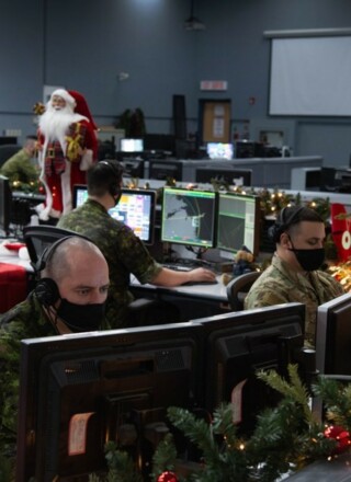 Le centre opérationnel de la 22e Escadre à North Bay, en Ontario, surveille de près l’espace aérien afin d’assurer la sécurité du père Noël. — Photo : Caporal Rob Ouellette, Région canadienne du NORAD
