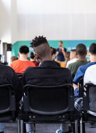 À plusieurs égards, les étudiants étrangers seraient désavantagés à leur entrée sur le marché du travail, comparé aux étudiants canadiens. — Photo : Sam Balye-Unsplash