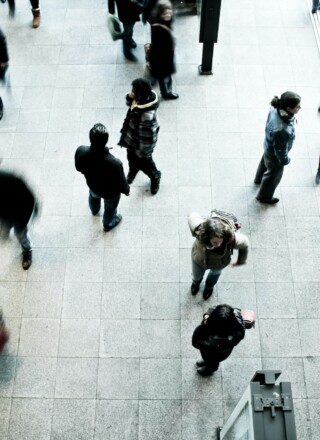 Les services d’établissement aident les nouveaux arrivants dans leurs différentes démarches. — Photo : Timon_Studler-Unsplash