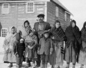 Une famille dénée à Fort Simpson. (Liidlii Kue) en 1931. La deuxième femme à partir de la droite peut etre Bella Antoine. — Photo : Franklin Clarke