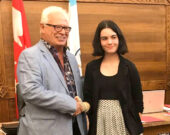 L’élève conseillère Hayley Arsenault accueilli au conseil par le maire de Greenstone, Rénald Beaulieu. — Photo : Page Facebook de l’École secondaire Château-Jeunesse