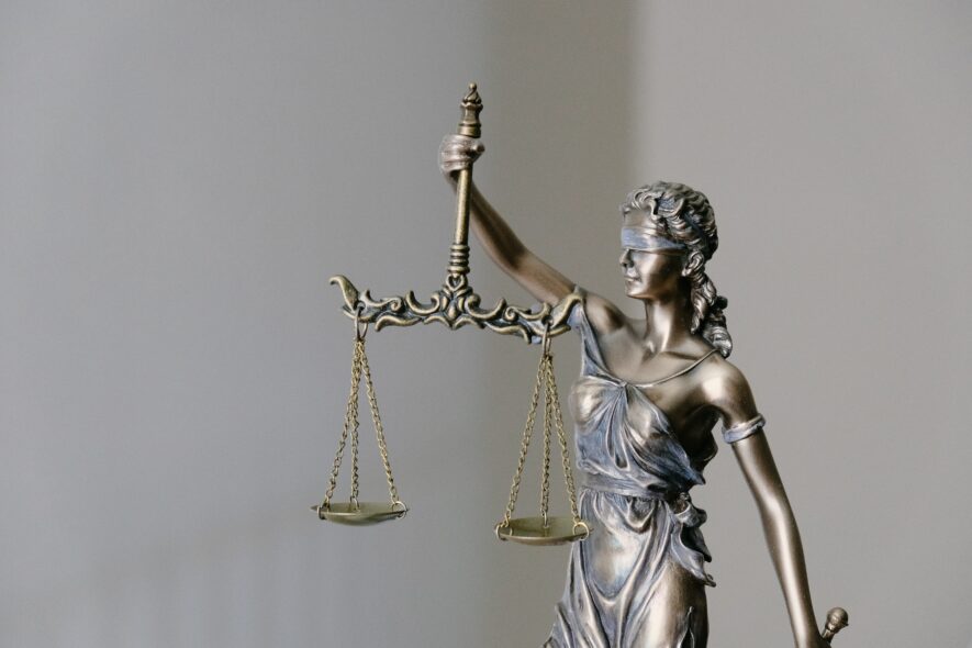 S’il y a une grande variété entre différents groupes, ils partagent tous une idéologie antigouvernement qui rejette la légitimité de toute forme d’autorité gouvernementale, incluant celle des tribunaux. — Crédit : Tingey Injury Law Firm – Unsplash