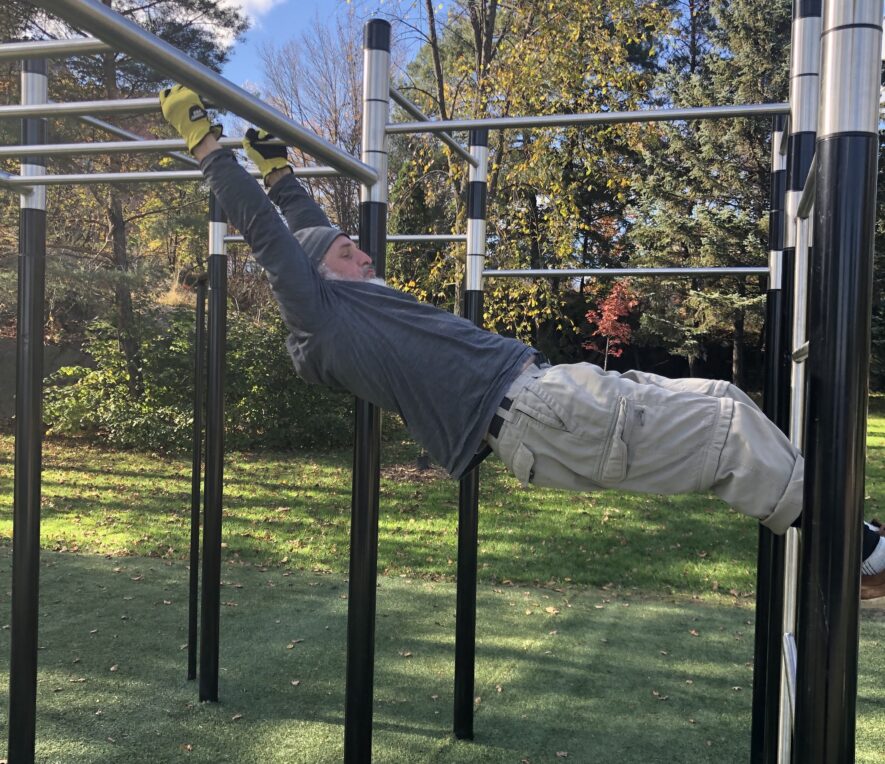 Thomas Thompson profite des nouvelles installations du parc Pitter Patter, au sein du parc Bell. — Photo : Venant Nshimyumurwa