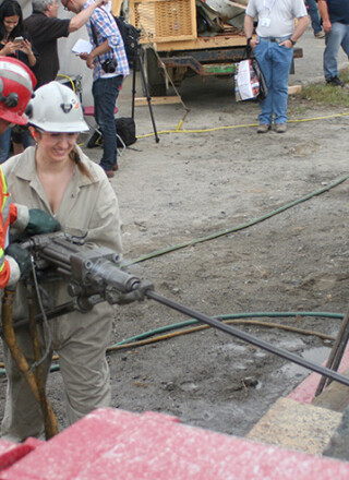Une compétition de «jackleg» pour les médias à un salon minier de Copper Cliff en 2015 — Photo : Archives
