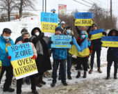 Photo de première page : Une partie des manifestants du 12 mars à Sudbury appelant les pays de l’Ouest à appuyer l’Ukraine. L’une des organisatrices, Halia Buba, tient l’affiche «No-fly zone» à gauche. — Photo : Julien Cayouette