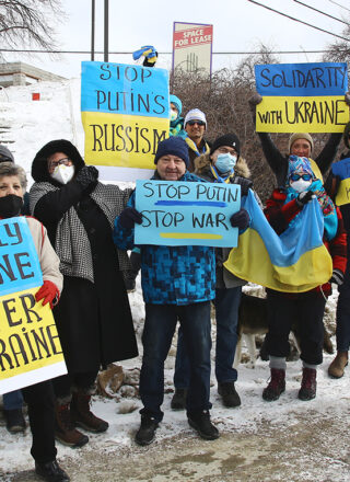 Photo de première page : Une partie des manifestants du 12 mars à Sudbury appelant les pays de l’Ouest à appuyer l’Ukraine. L’une des organisatrices, Halia Buba, tient l’affiche «No-fly zone» à gauche. — Photo : Julien Cayouette