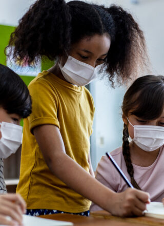 Des élèves au travaillent. Devraient-ils utiliser le translangage? — Photo : Sh