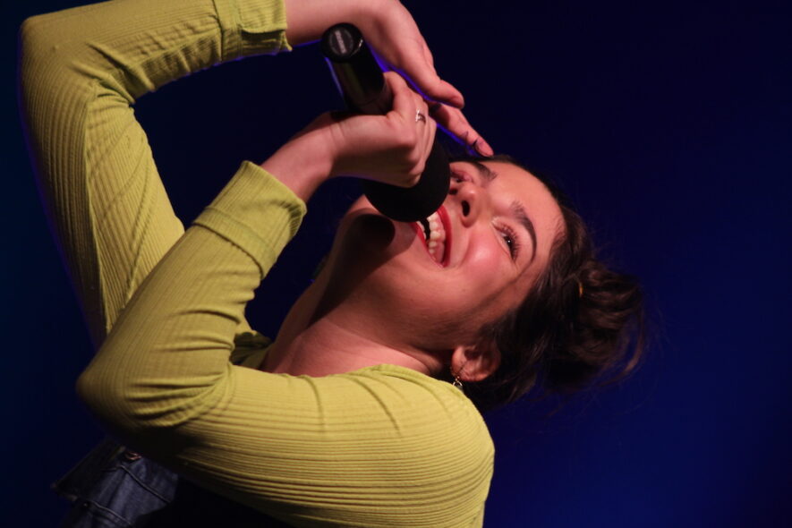 Chloé Thériault avait carte blanche pour dérider le public entre les performances musicales.  — Photo : Liam Cayouette