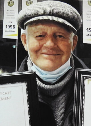 Marcel Héroux tenant deux des cinq certificats reçus le 19 mars — Photo : Courtoisie