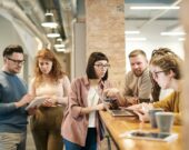 Étudier en français au postsecondaire augmente grandement les probabilités de travailler en français. — Photo : Fauxels – Pexels