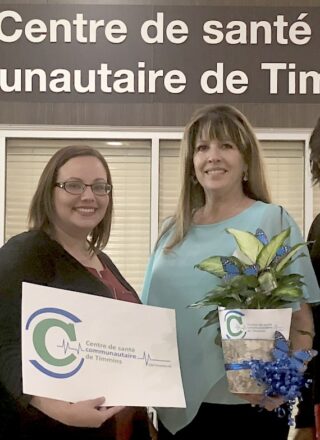 Le dévoilement du logo et remise du prix à Chantal Rheault qui l’a dessiné en 2019. — Photo : Archives