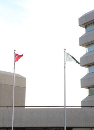 Les drapeaux de l'hôtel de ville du Grand Sudbury — Photo : Archives